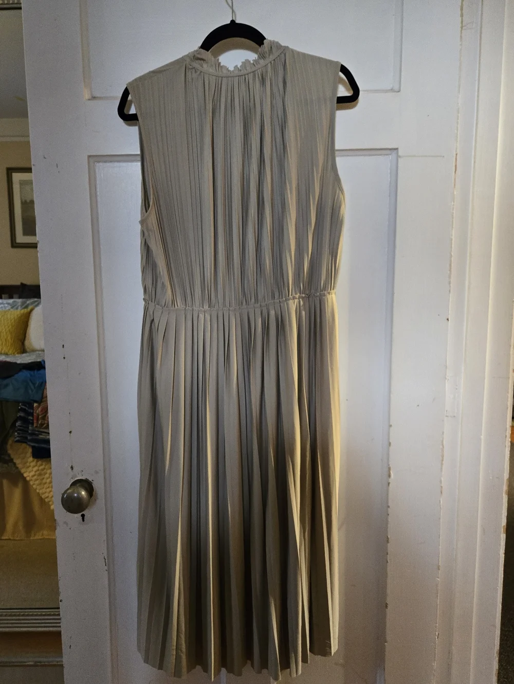 NWT H&M Sleeveless Pleated Midi Dress in Light Beige - Picture 5 of 7